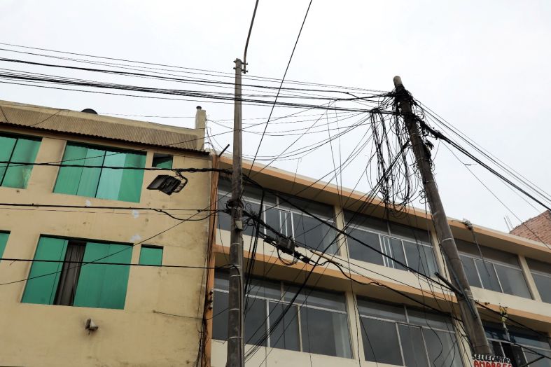 Municipalidad inicia el retiro de cables aéreos en desuso de las calles de Trujillo
