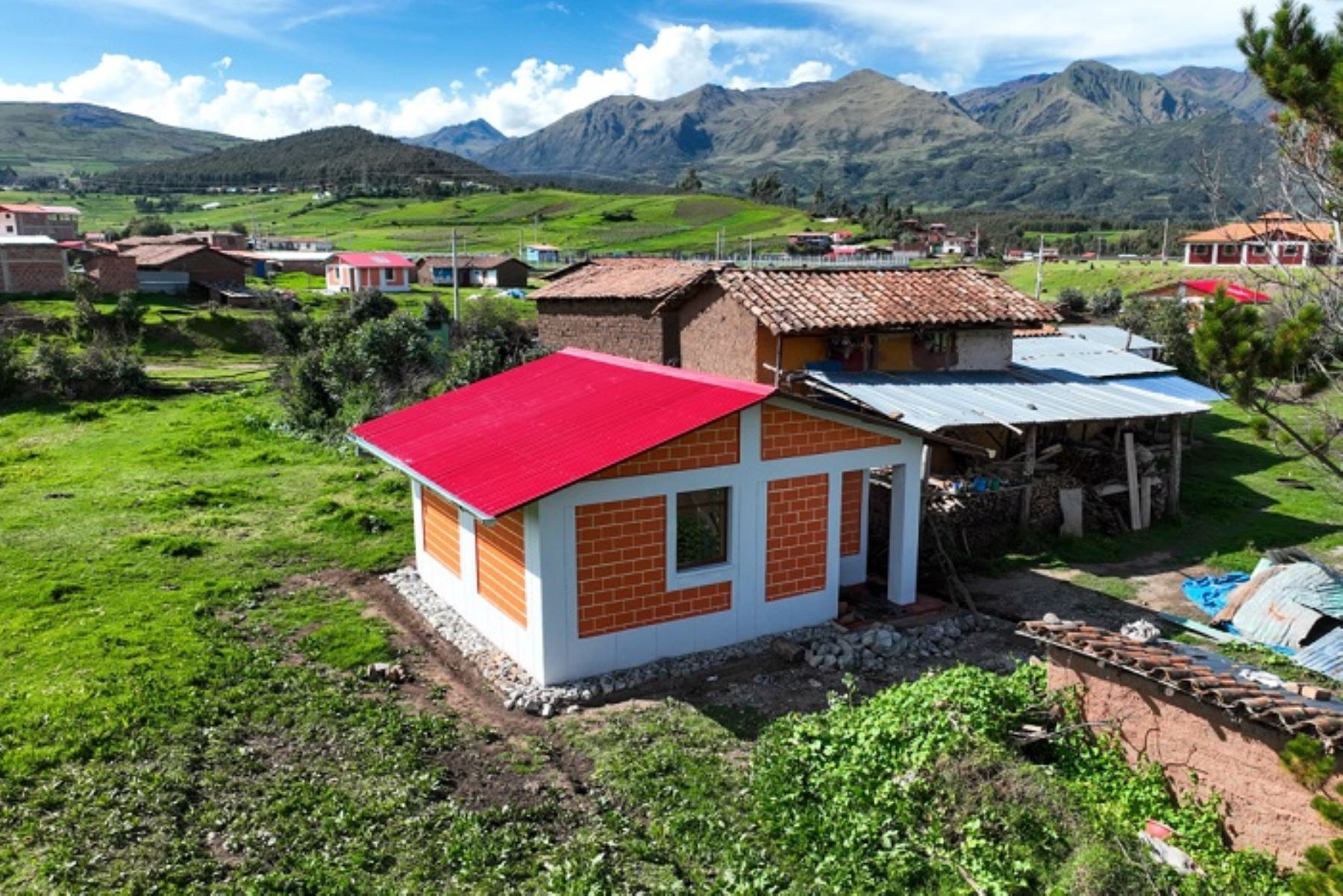 Invierten más de 2,400 millones de soles en viviendas rurales