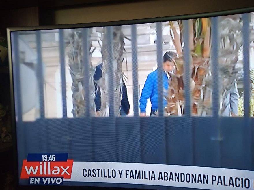 Castillo sale de Palacio de Gobierno en compañía de Aníbal Torres tras autogolpe 