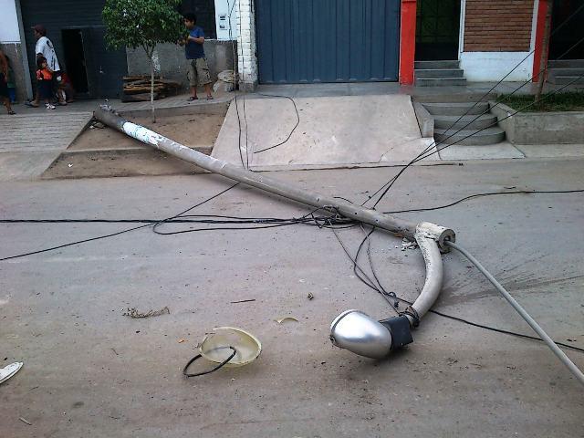 Camión derribó poste de alumbrado público y dejó sin luz a un sector de El Porvenir