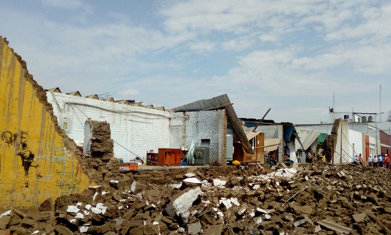 Pared se desploma y casi mata a dos personas en el Centro Histórico de Trujillo