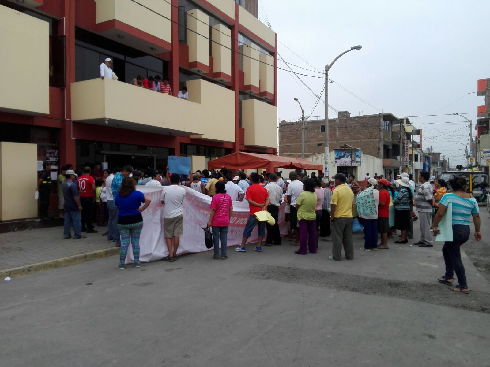 Moche: vecinos del centro poblado Miramar exigen cambio de redes de alcantarillado