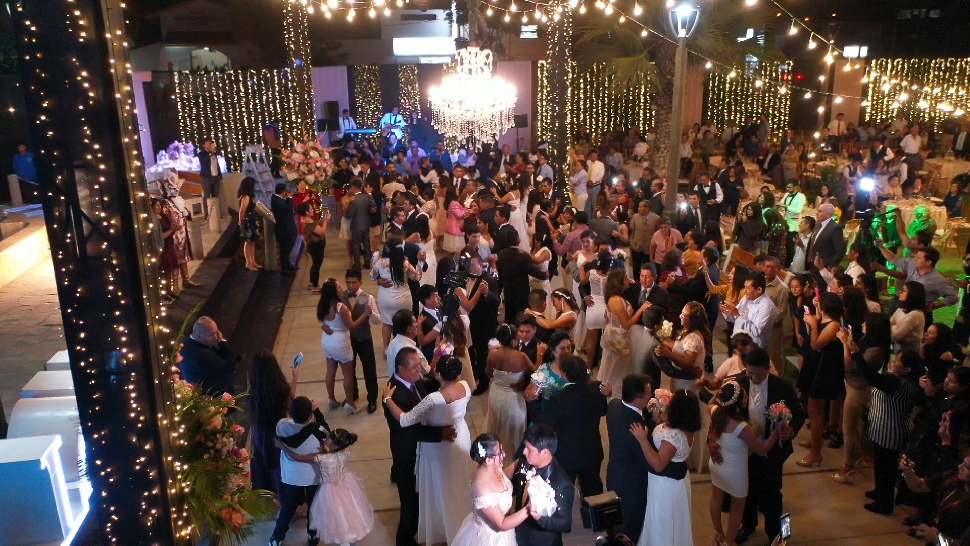 Un centenar de parejas se casaron en Víctor Larco