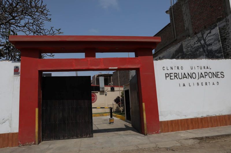 Trujillo: demuelen pared a punto de caer en el Centro Cultural Peruano Japonés
