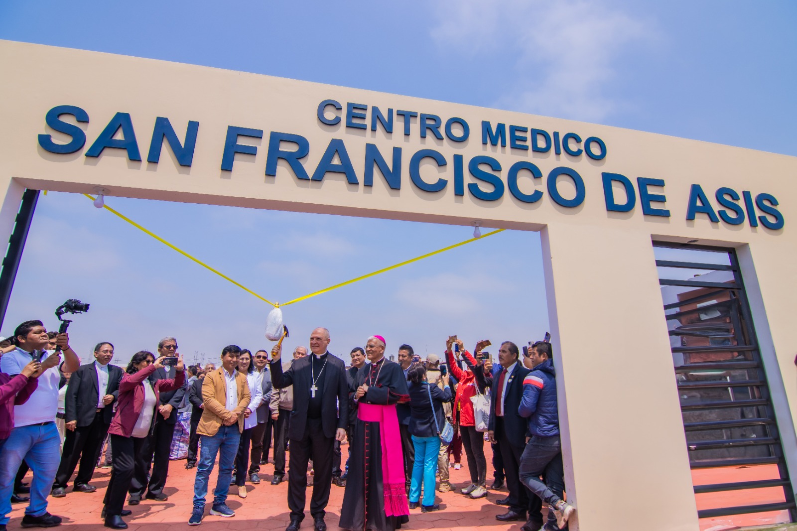 Arzobispo de Trujillo inaugura primera etapa de centro médico en El Milagro