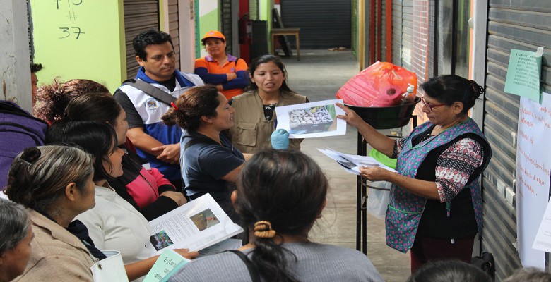 Comuna de Trujillo continúa capacitaciones en mercados por certificación de puestos saludables