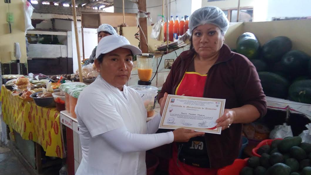 Victor Larco: entregan certificados de higiene a comerciantes de mercado Santa Rosa