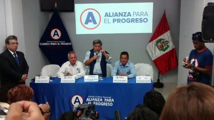 UCV inició retiro de paneles publicitarios con el rostro de César Acuña