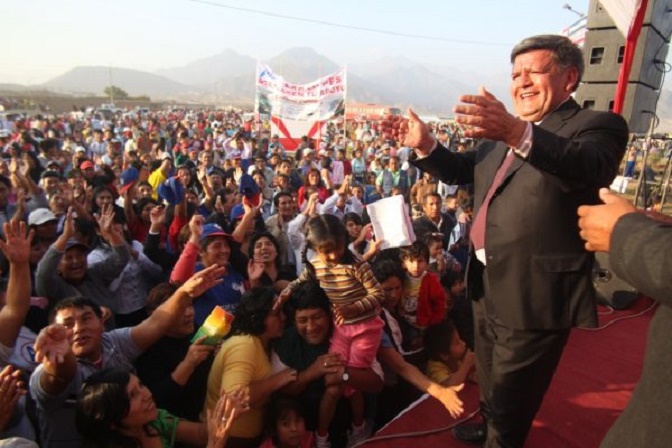 Acuña vuelve a especular sobre su candidatura presidencial