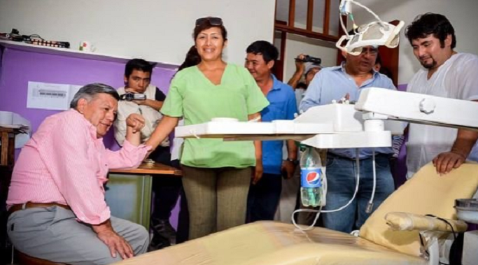 Médicos de centro de salud de Sausal utilizan botella como parte de su instrumental