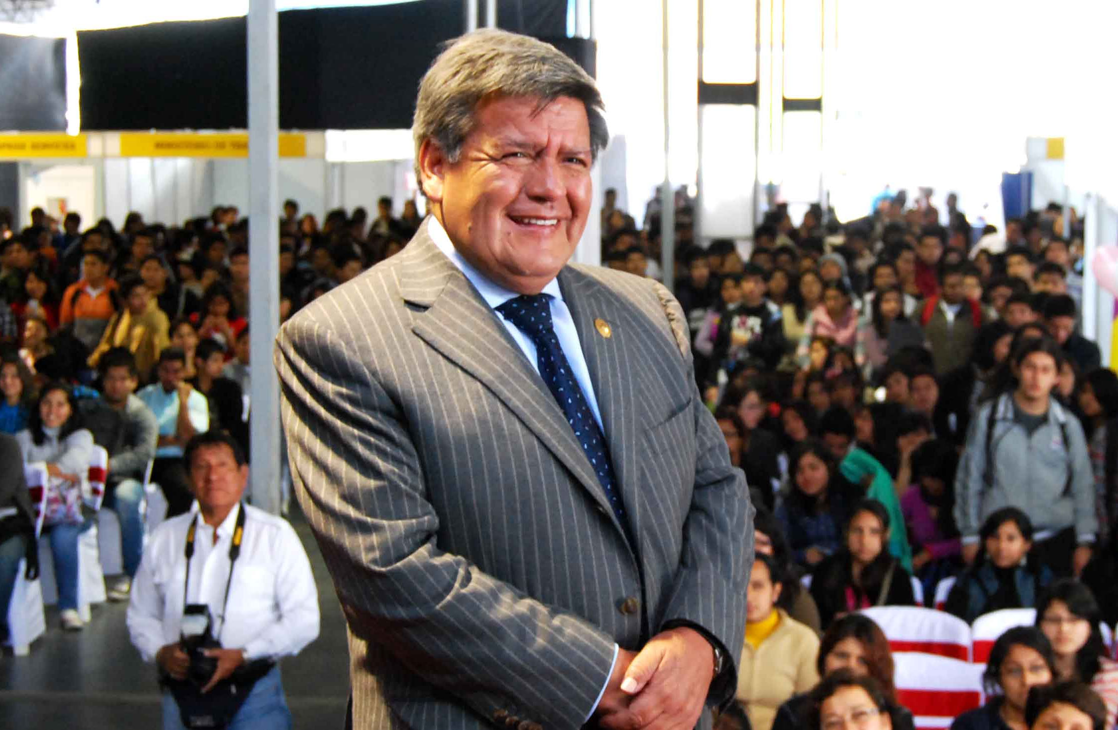 César Acuña se despide del cargo de gobernador regional