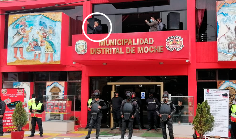 Le llueven las críticas al alcalde de Moche, por declararse en rebeldía