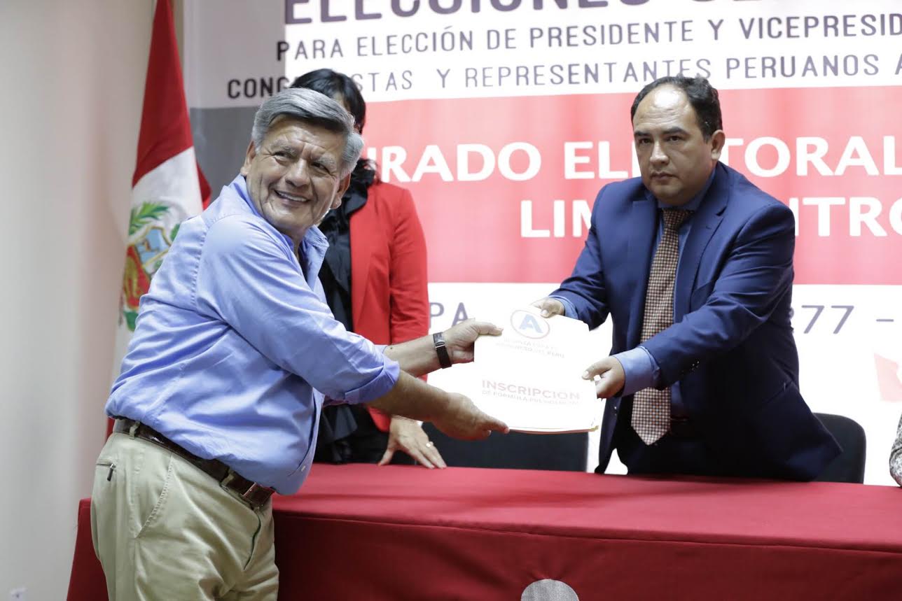  Candidato presidencial César Acuña plagió libro completo de su profesor de maestría