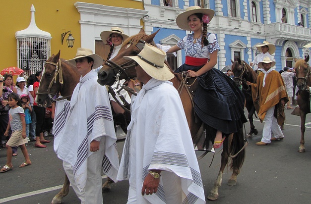 Proponen vestir de chalanes a fotógrafos del centro histórico