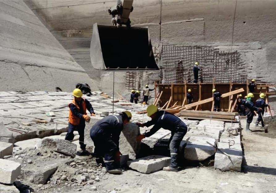  Realizan trabajos de mantenimiento en la bocatoma de Chavimochic