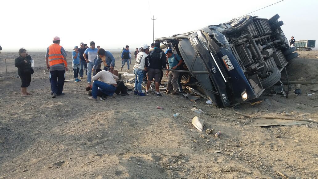 Volcadura de bus deja tres muertos y quince heridos a 3 km. del peaje a Chicama 