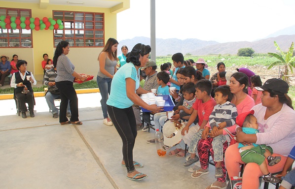 Virú: trabajadores de Chavimochic llevan compartir navideño a niños damnificados   