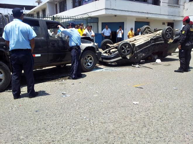 Colisión de auto y una camioneta dejó a siete personas heridas en Santa Inés