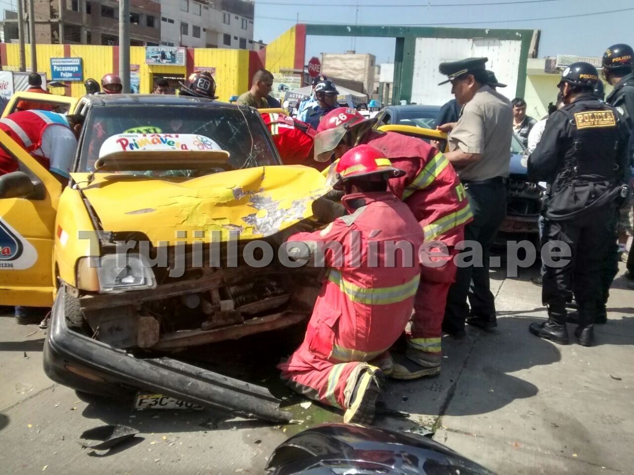 Trujillo: Taxista quedó atrapado en su vehículo luego de choque