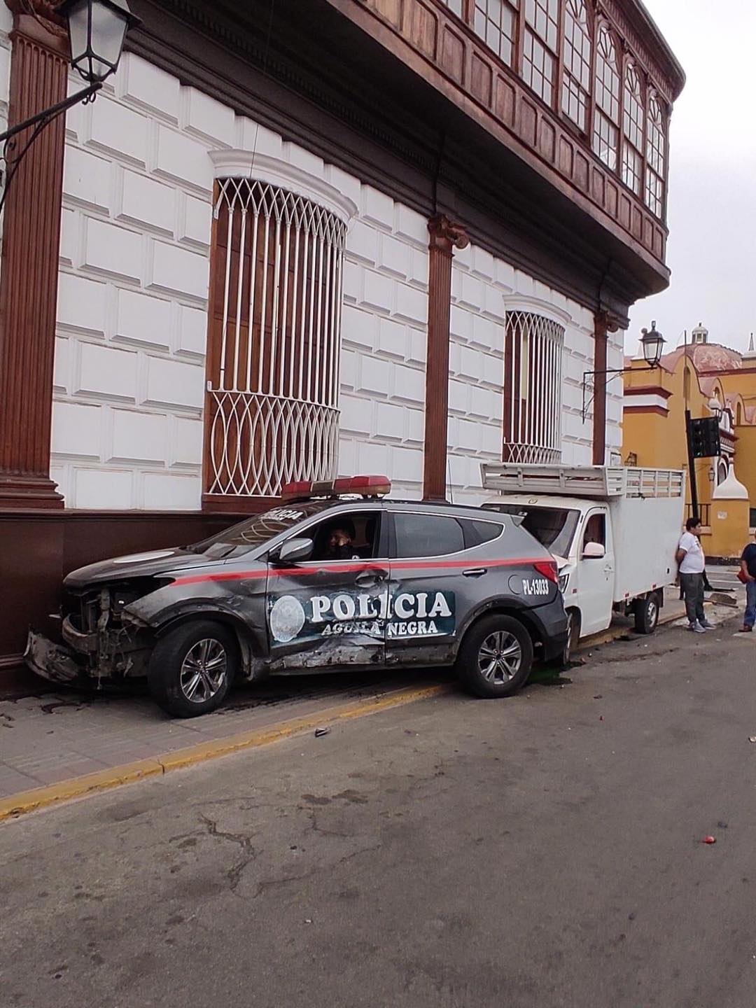 Choque entre un camión furgón y un patrullero dejó daños en centro de Trujillo
