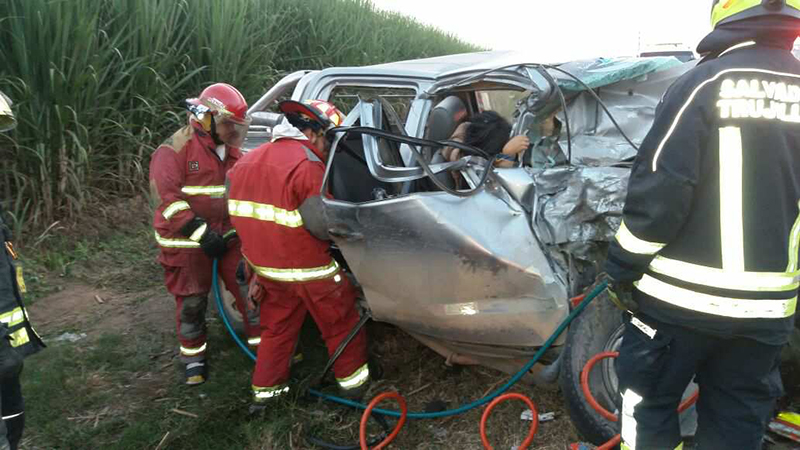 Identifican muertos de choque entre camioneta y bus en carretera a la sierra liberteña
