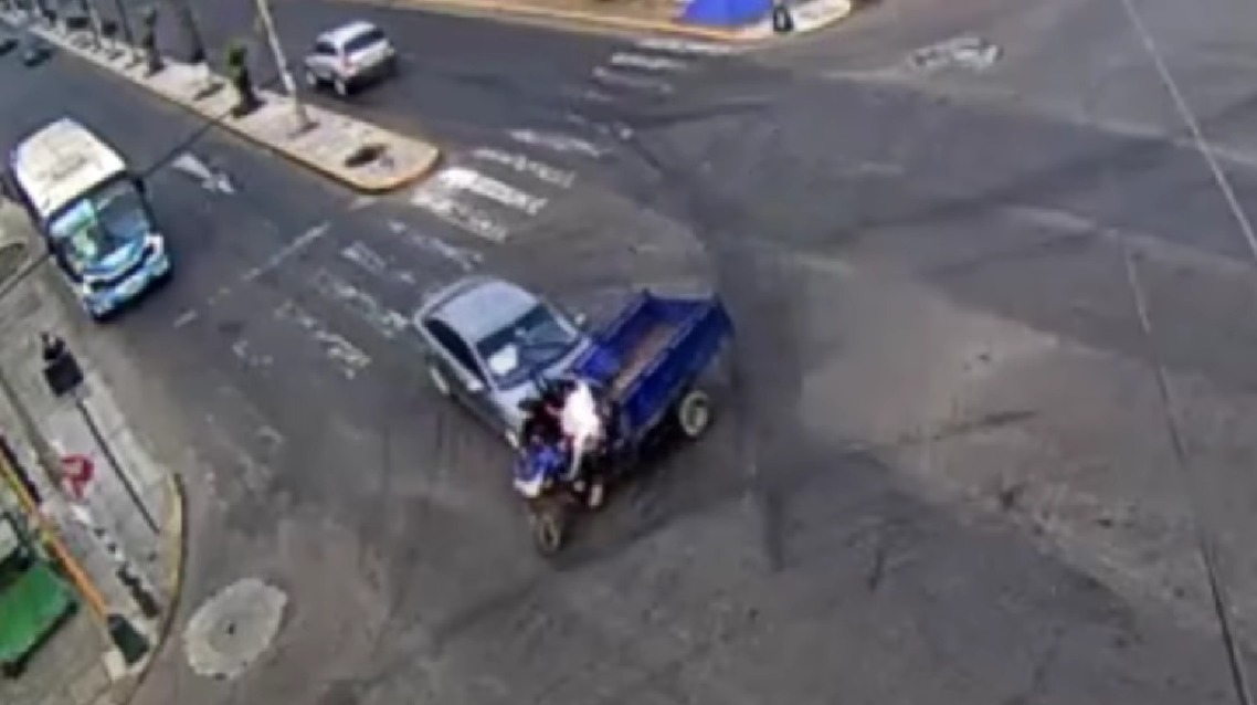 Conductor de motocarga y copiloto por poco pierden la vida en accidente en Víctor Larco