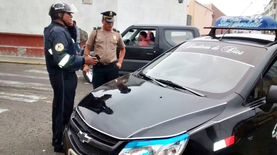 Atropellan a mujer tras choque de dos taxis