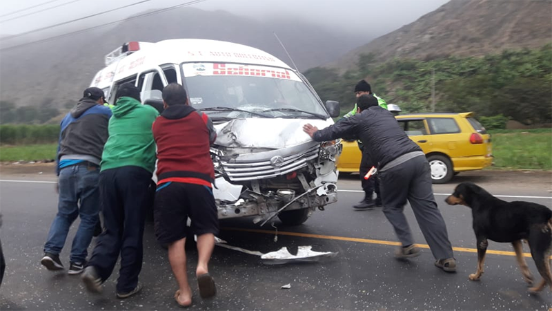 Obrero de Chan Chan muere en choque de combi contra taxi a la altura de Quirihuac