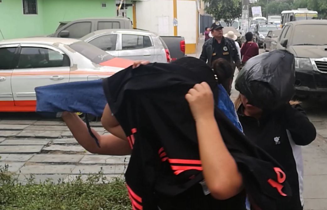 Capturan banda de mujeres que robaban celulares fuera del mercado ex Mayorista