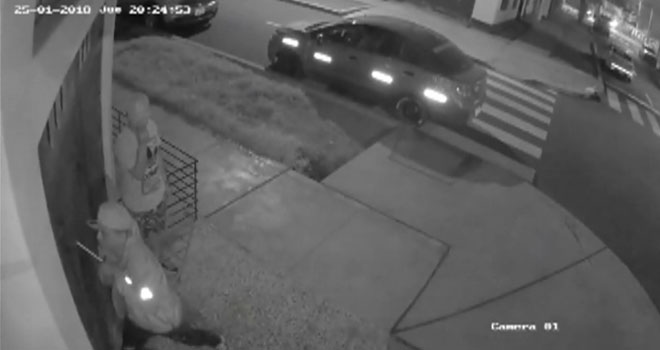 Cámaras registran a dos ladrones intentando ingresar a vivienda