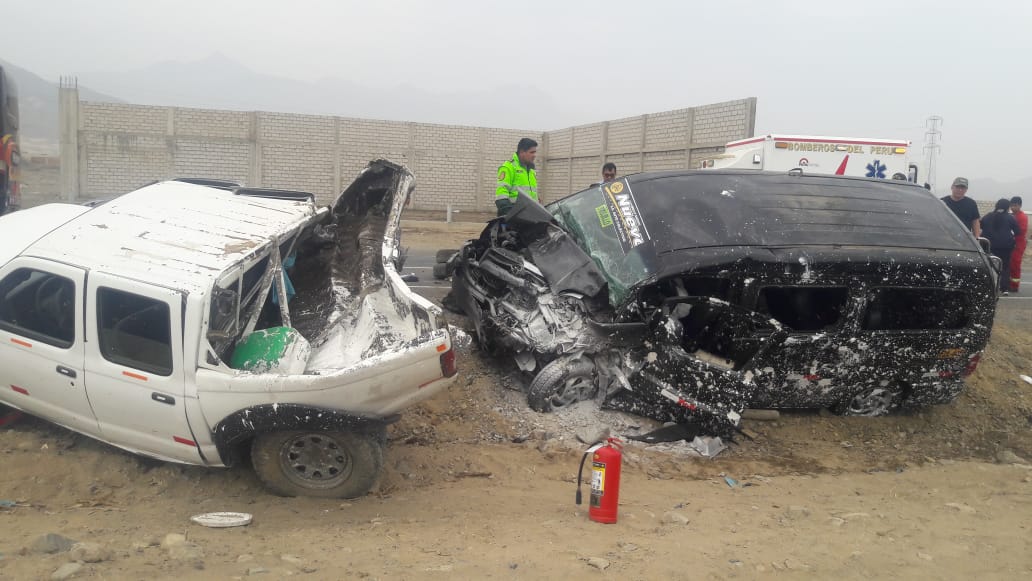Minivan choca contra camioneta y deja una persona fallecida y 10 heridos en El Milagro