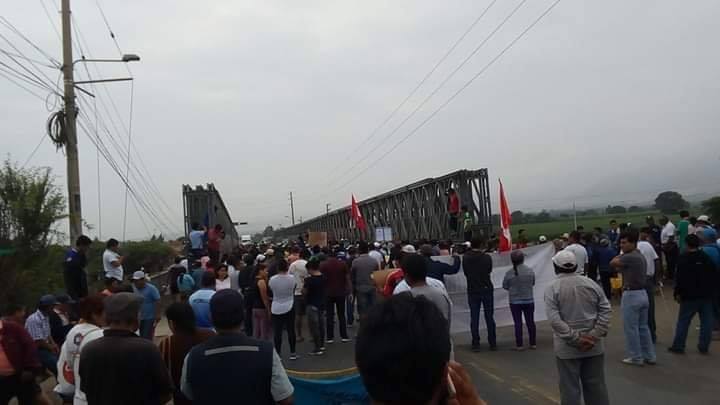 Provincia de Virú acata paro y se enfrenta a policías por la construcción de un nuevo puente