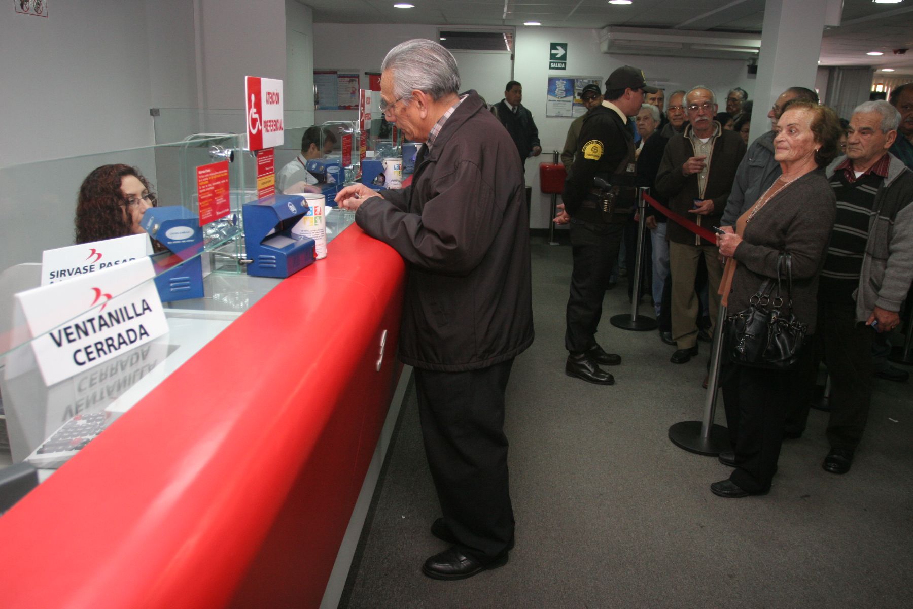 Pensionistas de la ONP inician hoy cobro de pensiones y gratificación en todo el país
