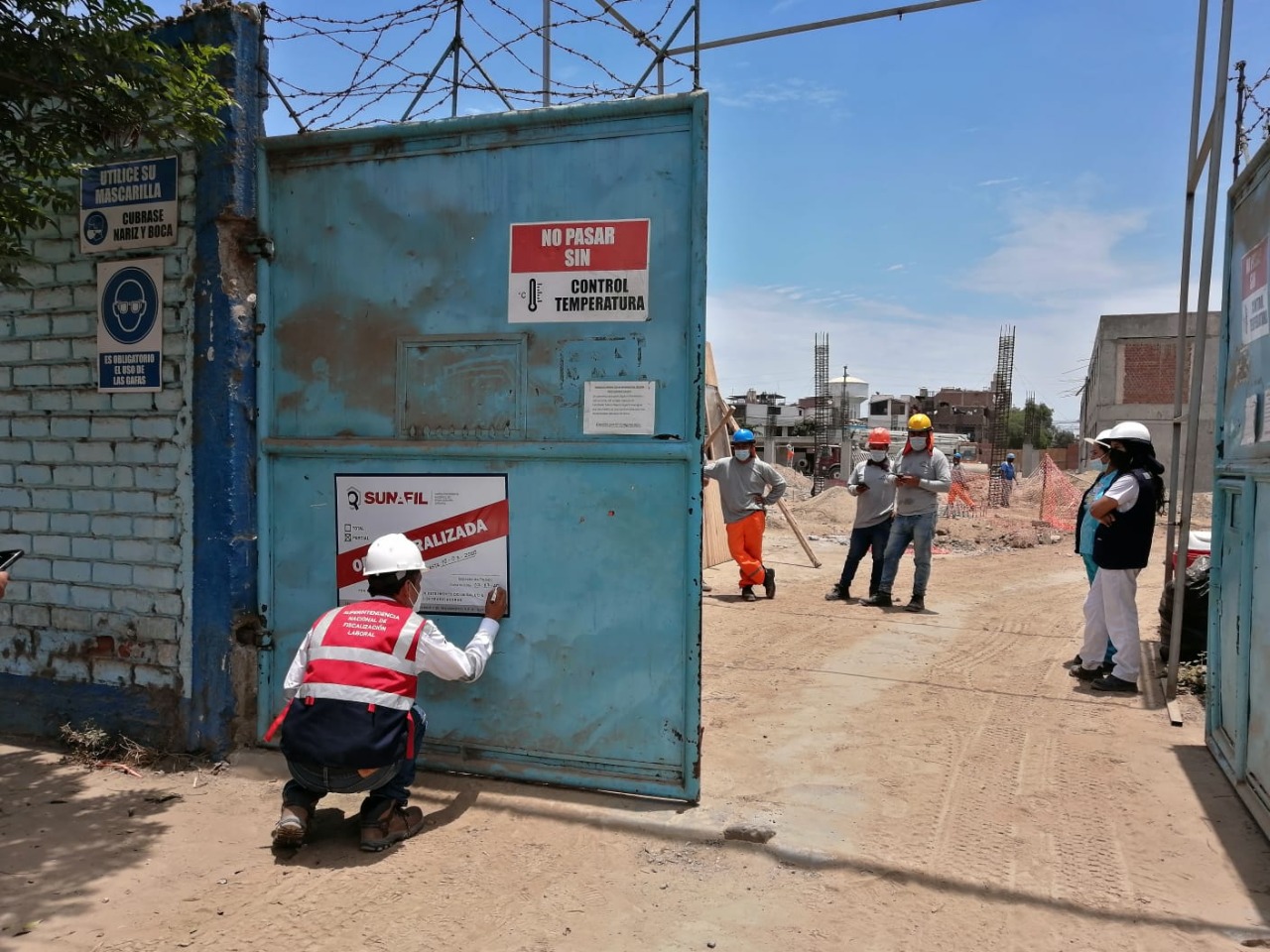 Paralizan obra en colegio María Negrón Ugarte porque obreros estaban expuestos a accidentes laborales