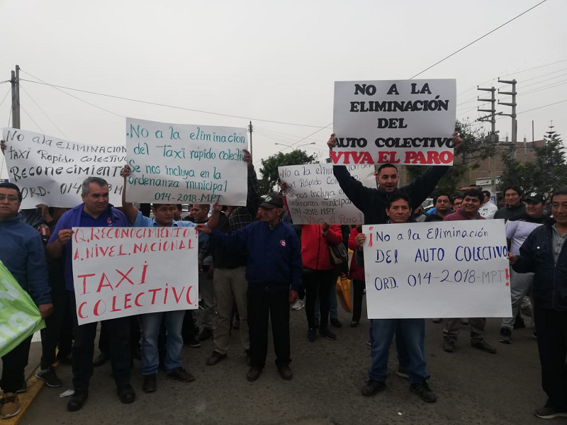 Colectiveros de Trujillo toman la calle para exigir que no los saquen de circulación