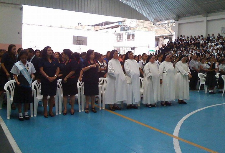 Colegio Santa Rosa inició el año escolar con masiva concurrencia de alumnado
