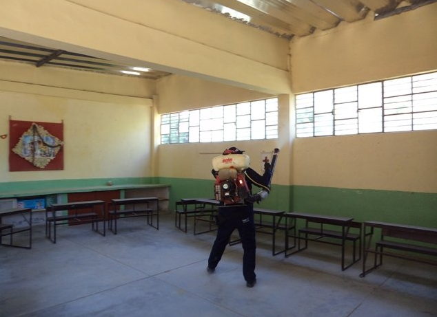 Suspenden clases en colegios para fumigar aulas debido a proliferación del dengue