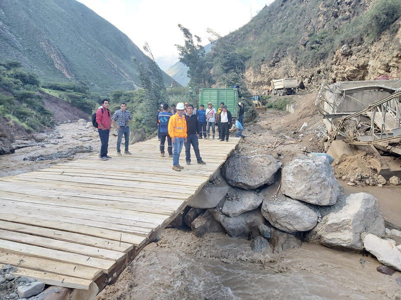 Pataz: colocan puente de madera en río Chacas para recuperar la transitabilidad