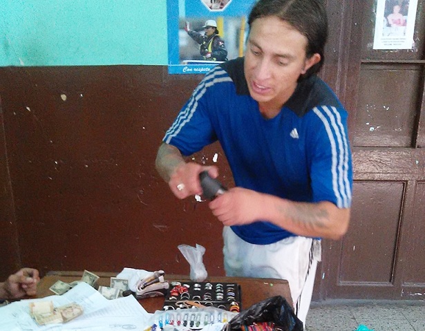 Detienen a colombiano que intentó robar celular a joven 