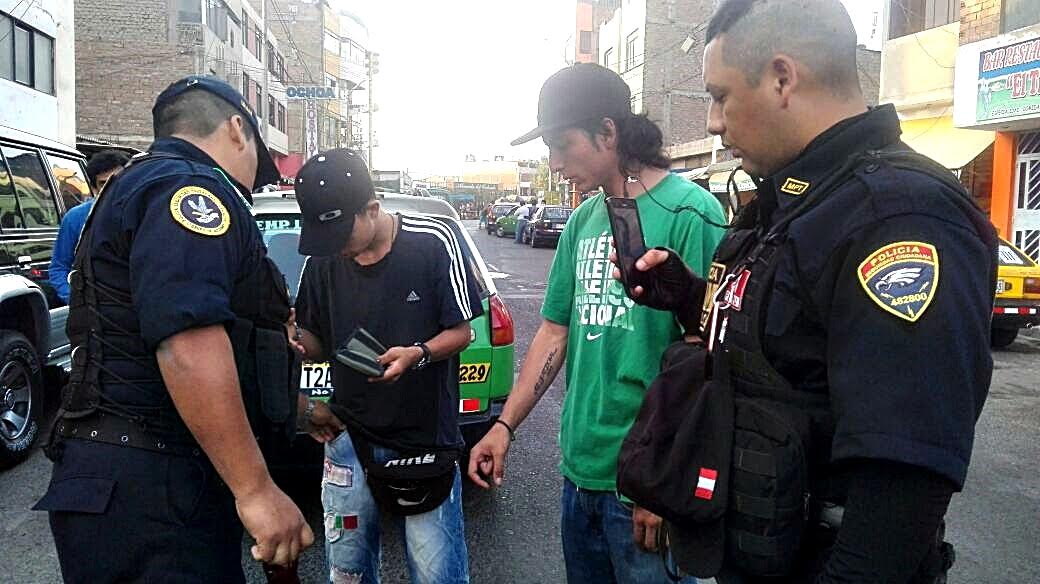 Trujillo: dos colombianos acusados de extorsión fueron arrestados por serenos (Vídeo)