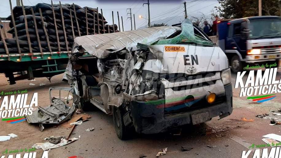 Chepén: combi chocó contra camión estacionado en media pista