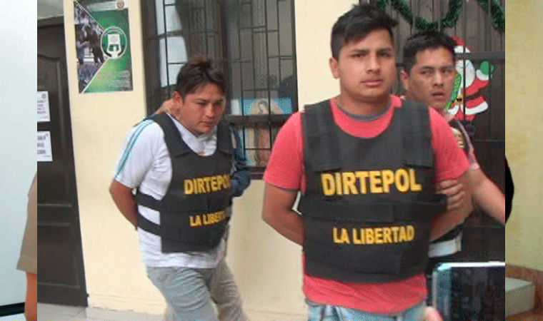 Los detienen en mercado La Hermelinda, luego de robarse hasta los zapatos de pasajeros