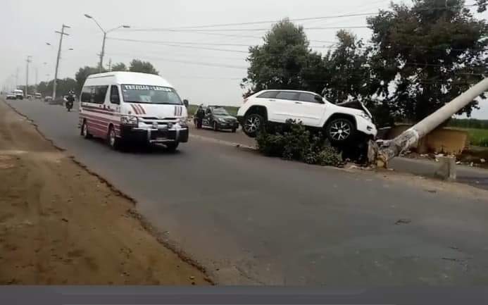 Laredo: conductor escapa luego de impactar camioneta contra poste de media tensión 