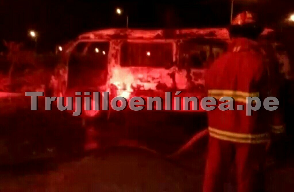 La Esperanza: extorsionadores queman una combi en el Parque Industrial