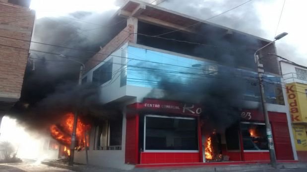 Incendio consume casa comercial en pleno centro de Pacasmayo