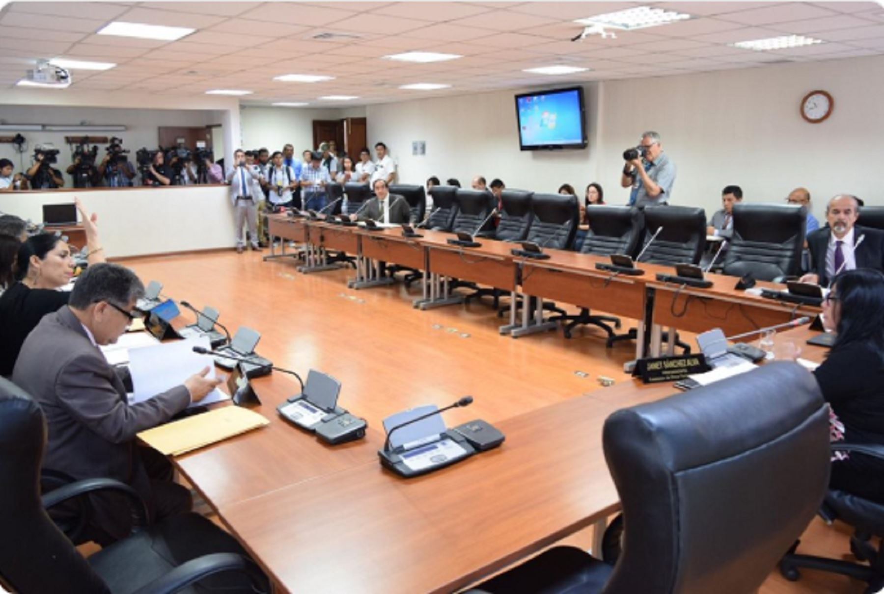 Comisión de Ética sesiona en reserva para ver denuncia contra congresista Lescano