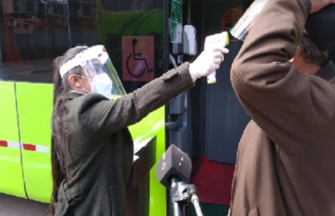 ¿Cómo atender a un pasajero si presenta síntomas de coronavirus durante el viaje?