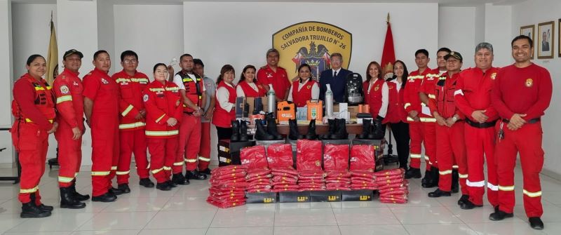 Municipio de Trujillo entrega implementos a la Compañía de Bomberos N° 26