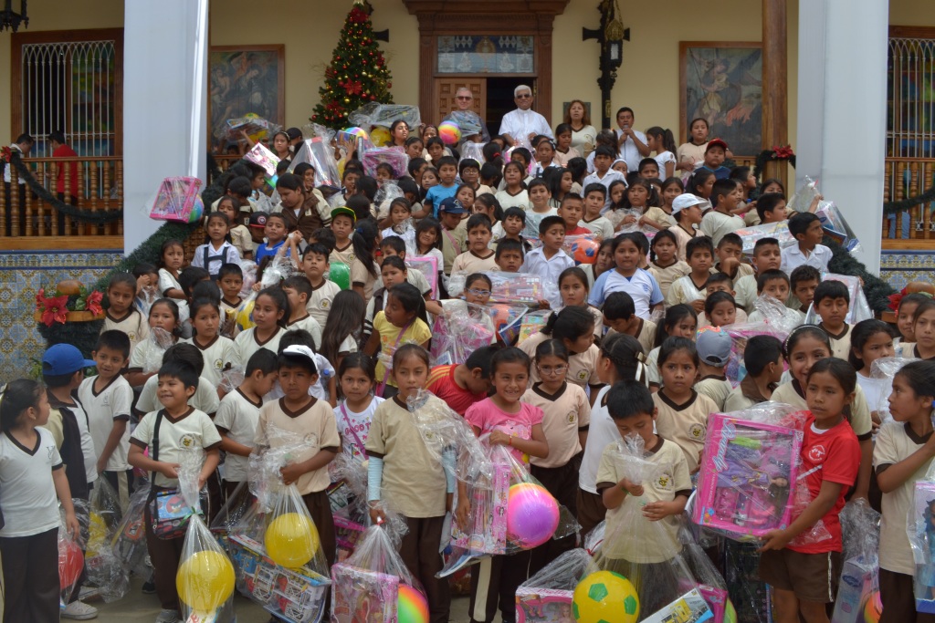  Trujillo: monseñor Miguel Cabrejos compartió desayuno con 200 Niños de Alto Trujillo