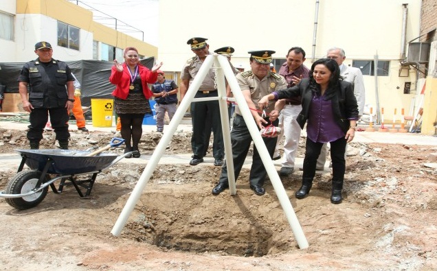 Colocan primera piedra en obra de ampliación del Complejo Policial “Alcides Vigo”